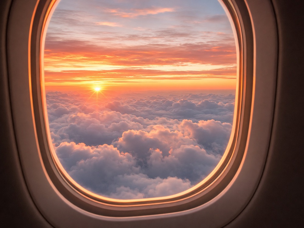 Vue depuis un avion au coucher du soleil